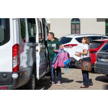 Tizenhárom éves az Iskolatáska Program. Tanfelszerelés és útmutató kisfüzet iskolakezdésre 